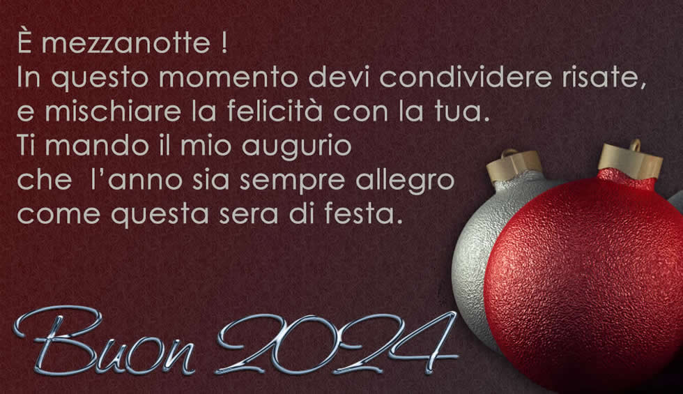 Immagine elegante con palline di Natale decorative e belle frasi per buone vacanze: è mezzanotte! In questo momento devi condividere risate, sorrisi e felicità con i tuoi. Ti invio i miei auguri affinché il tuo anno sia felice come stasera.