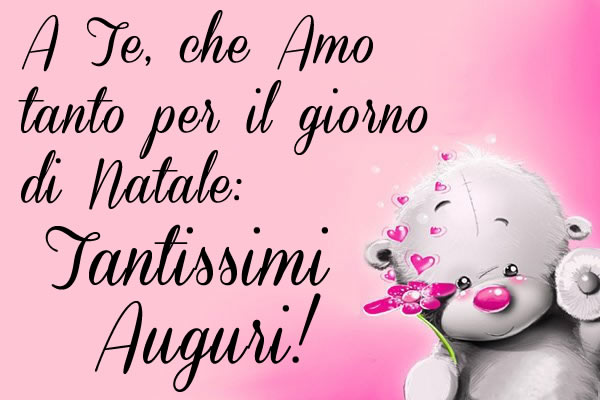 immagine tenera con orsacchiotto con in mano un fiore e frase romantica di auguri