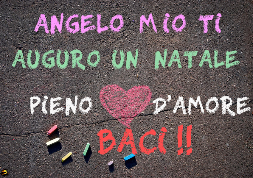 Immagine con testo romantico: Angelo mio ti auguro un natale pieno d'amore. Baci! Il testo è scritto con gessetti colorati e un grande cuore in mezzo