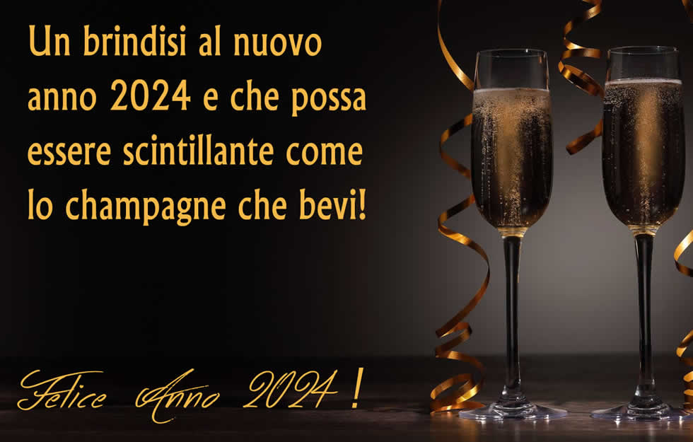 Immagine elegante su uno sfondo nero, con calici pieni di champagne per celebrare l'arrivo del nuovo anno con il testo di auguri per il nuovo anno