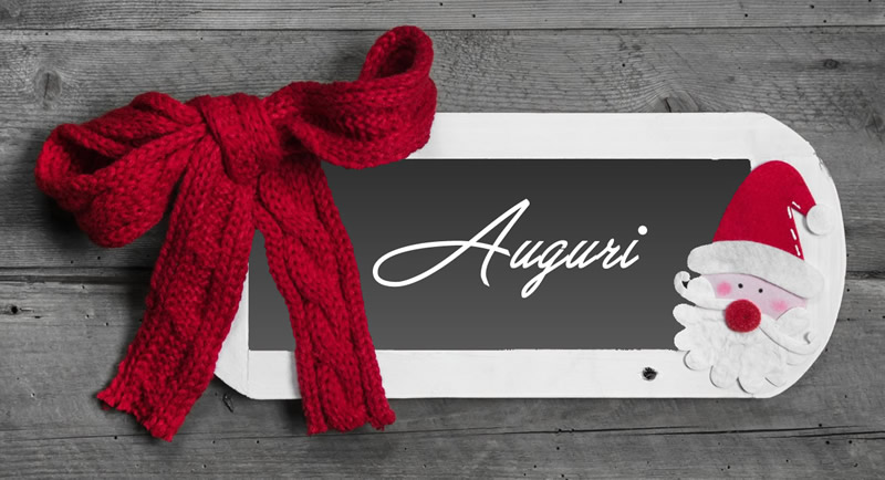 Immagine con lavagnetta e babbo natale con grosso fiocco rosso adatta come biglietto di auguri formale o professionale di Buon Natale, semplice ed efficace.