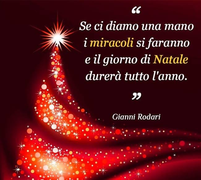 Immagine con albero di Natale e frase di Gianni Rodari