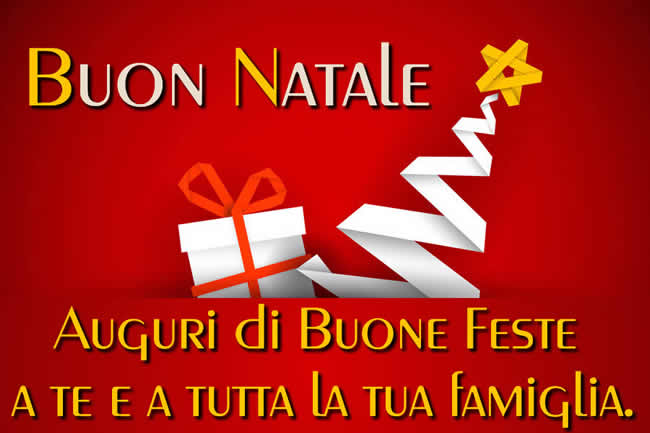 Immagine a sfondo rosso natalizio con regali e albero di natale stilizzato con frase di auguri