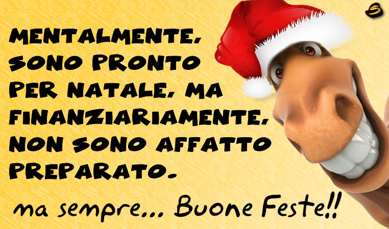 Immagine divertente con frase ridicola. Un cavallo con cappello di Babbo natale molto simpatico