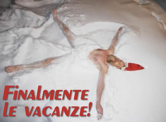 Foto di un Babbo Natale seminudo buttato nella neve, tutto rilassato, esprimendo bene il testo aggiunto: Finalmente le vacanze. E' Arrivato il periodo natalziio con le ferie tanto attese per riposare un po'