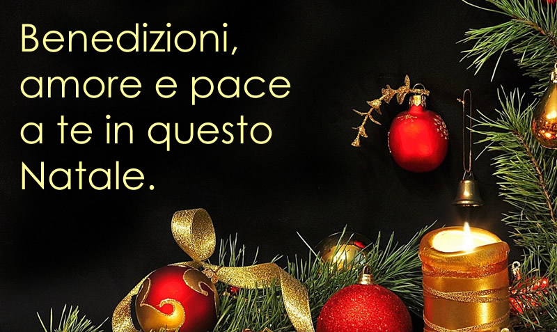 Immagine scura con rami di abete decorazioni natalizie, candele e palline e buone feste messaggio di auguri
