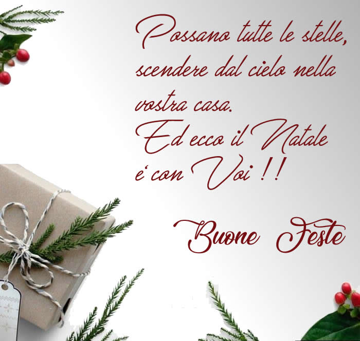 Immagine elegante con decorazionii e regali di Natale con frase per biglietti di auguri