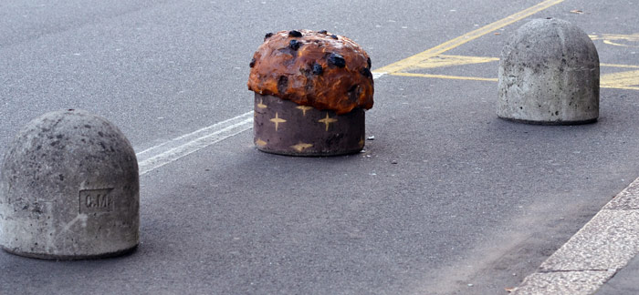 Un miraggio a Natale, un panettone in strada. Il panettone è il più classico dei dolci legati alle festività di Natale.