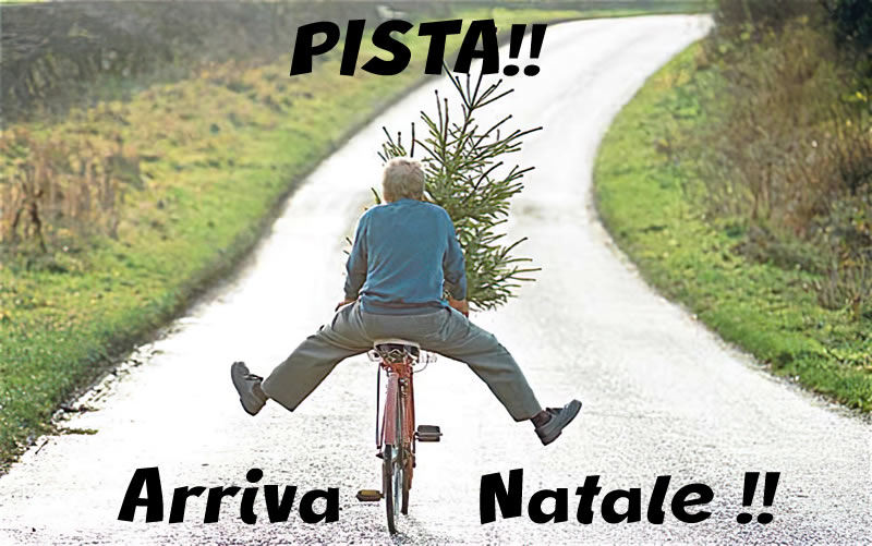 Immagine divertente con l'uomo su una bicicletta che trasporta un albero di Natale con le gambe allargate sembra gridare Pista!! Natale sta arrivando!