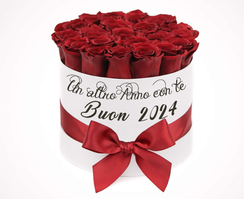 Immagine con un mazzo di bellissime rose rosse in un contenitore con fiocco e scritta Un altro anno con te. Buon 2025.